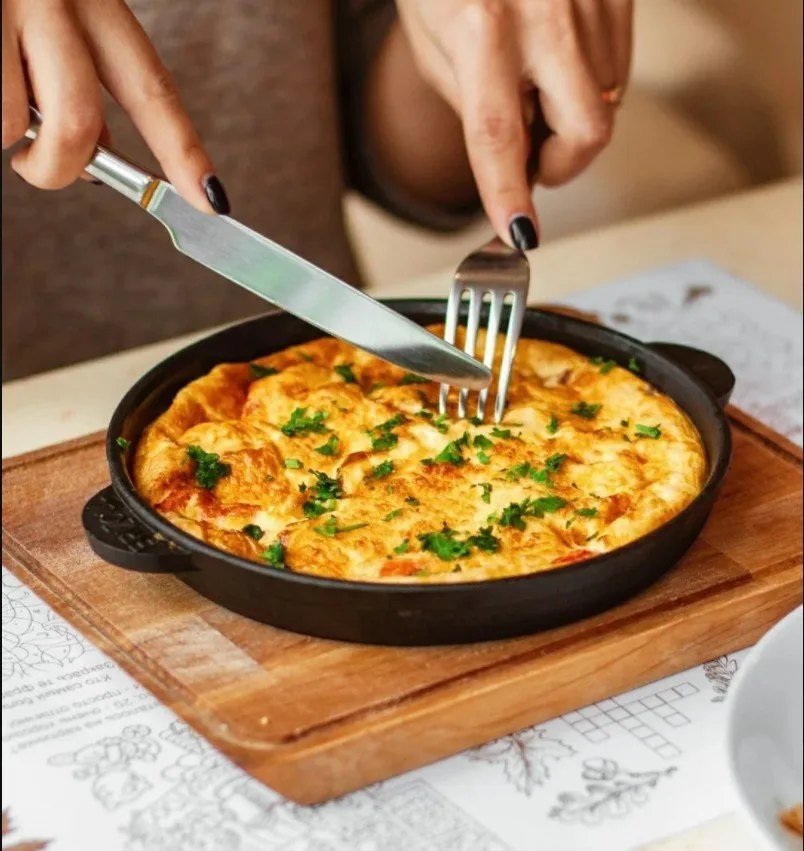 Tortilla servida en provoletera Brizoll de hierro fundido